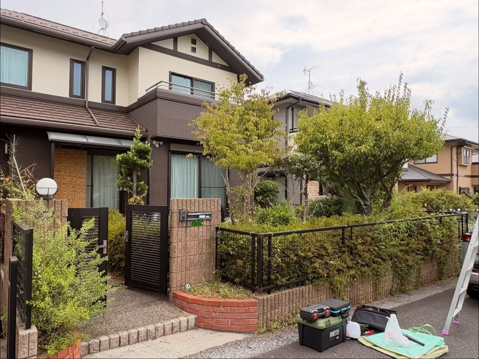 庭木のある住宅の外まわり