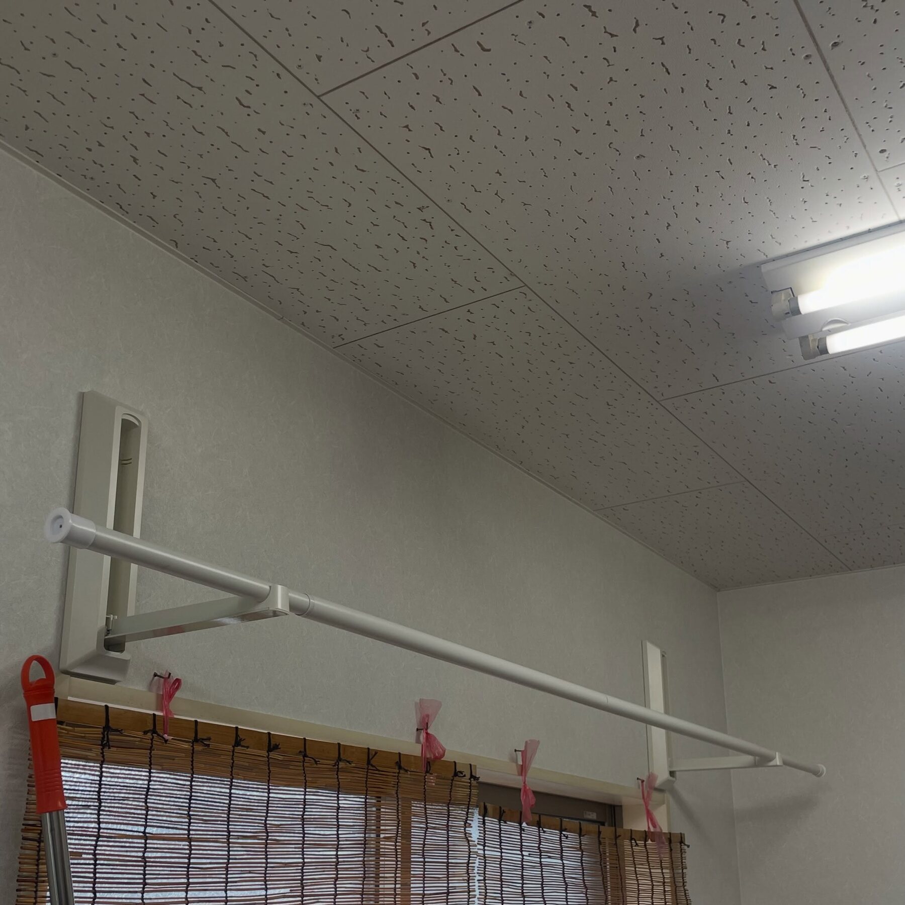 室内に設置された物干し器具